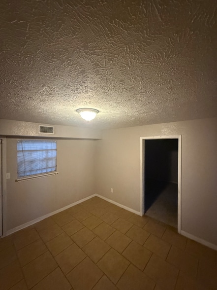 Building Photo - 5942 Willow Glen Dr