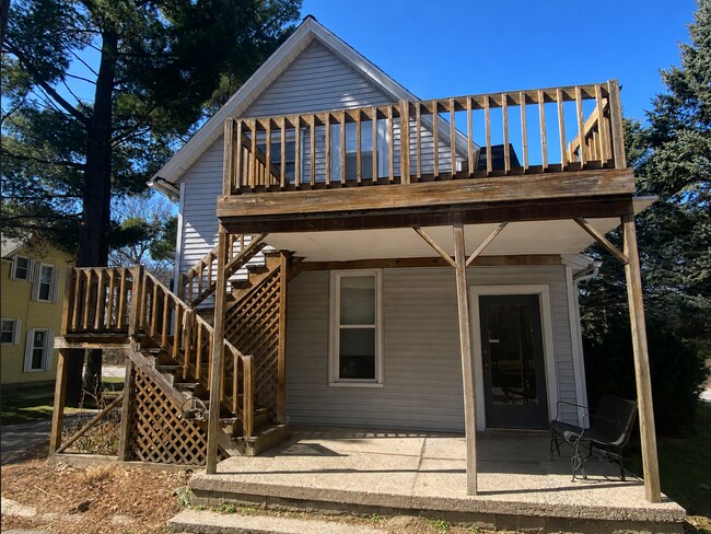 Building Photo - 1 Bed / 1 Bath Upstairs Unit with Private Balcony – Riverside Gardens