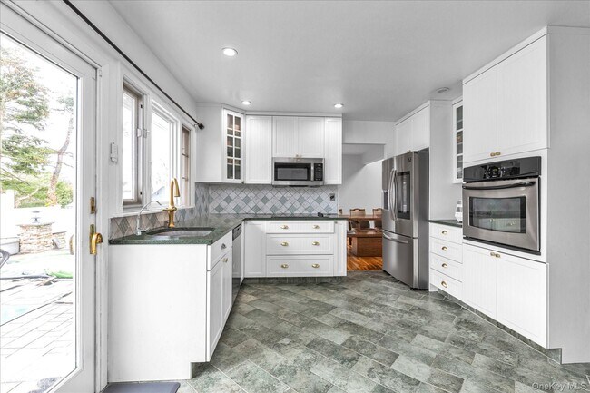 Building Photo - 8 Branding Iron Ln