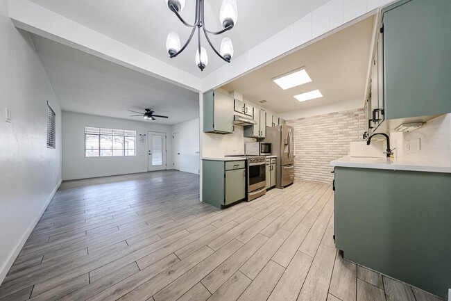 Building Photo - 2816 N 33rd Pl