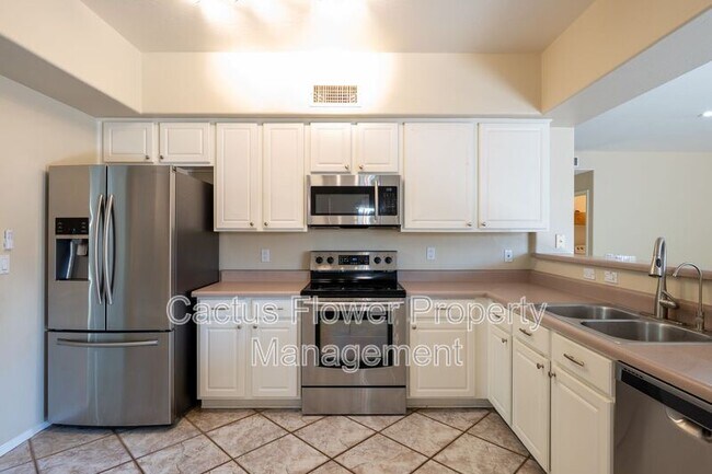 Building Photo - 970 N Willow St