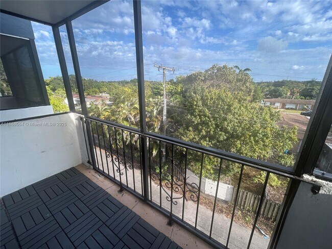 Building Photo - 1230 NE 139th St