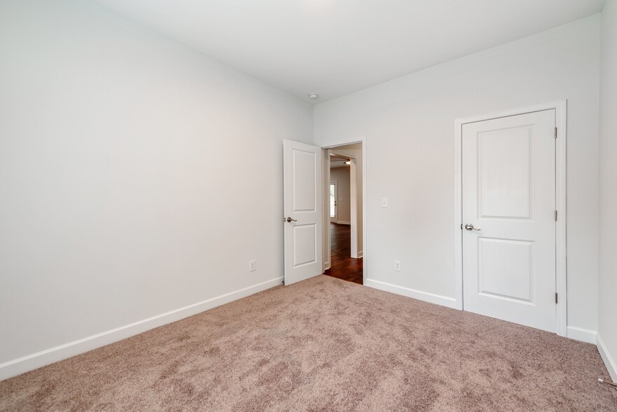 Building Photo - 922 W Davidson Ave