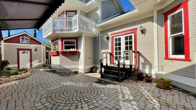 Building Photo - 1737 Chorro St