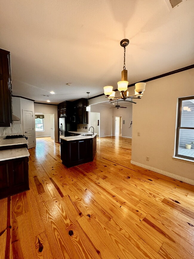 Building Photo - 723 N Lakeview Dr