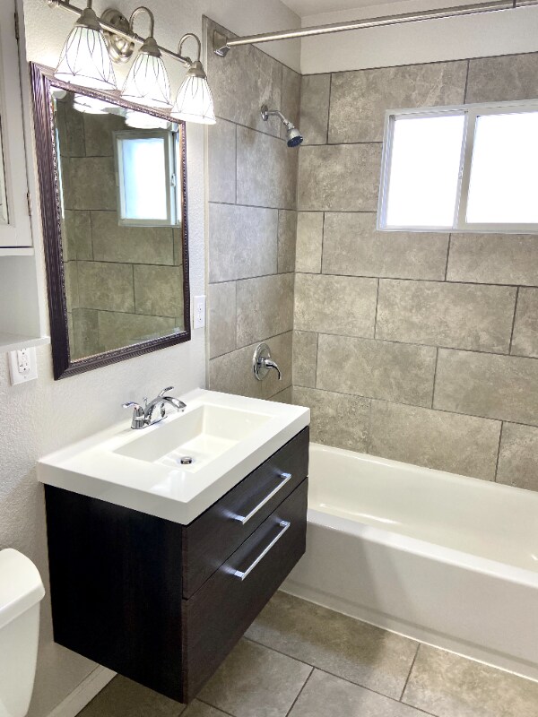 Building Photo - 305 Redwood Dr