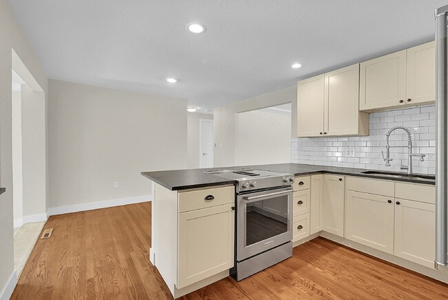 Building Photo - $3,045.00, 4-bed, 3 bath, located in Arvada.