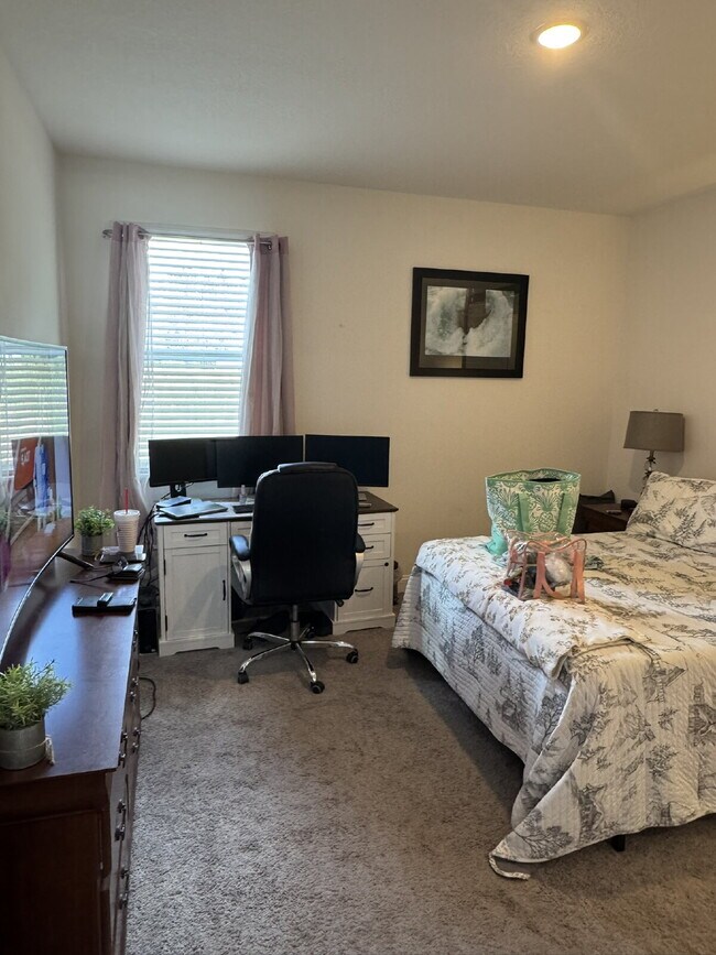 Building Photo - For Rent - Spring Move in Special ... 2nd Month's Rent FREE! (if sign a lease before the end of M...