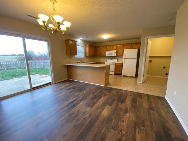 Building Photo - 3BR/2BA with neighborhood pool included!