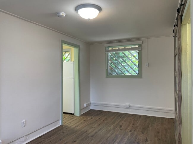 Building Photo - Renovated, Studio Cottage w/Full Kitchen