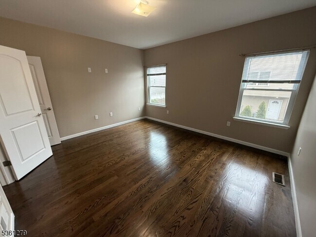 Building Photo - 906 Flora St