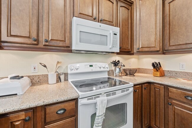 Building Photo - Beautiful 3/3 Pool Home in Gated Community W/ Lake Access