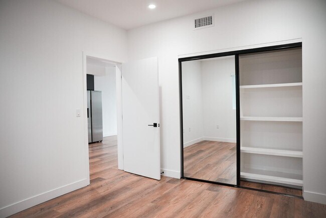 Building Photo - 8940 Reseda Blvd