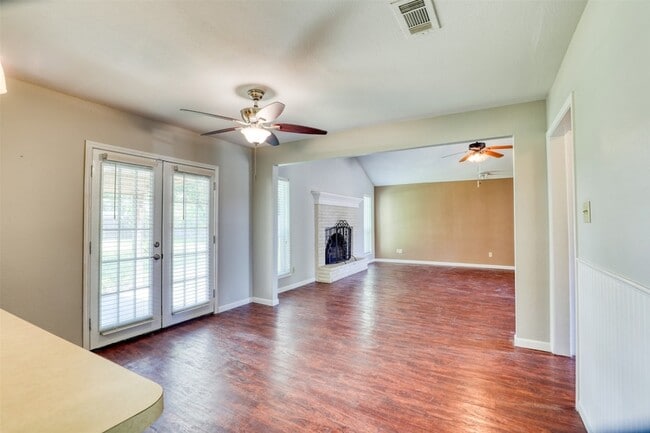 Building Photo - 607 Rosewood Dr