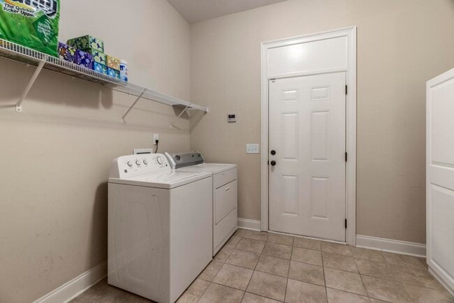 Building Photo - Luxury Living in The Oaks at Cotswold – 5B...