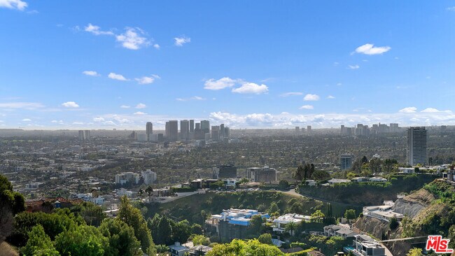 Building Photo - 8765 Hollywood Blvd