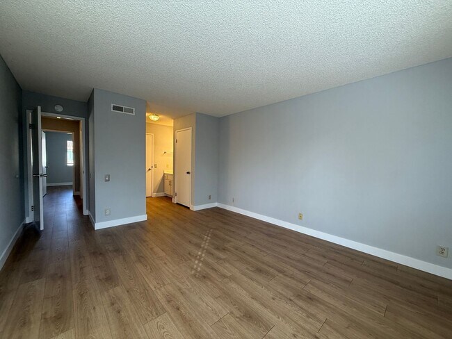 Building Photo - Clean and Spacious 3 Bedroom 1.5 Bath Townhouse Just Steps from Martial Cottle Park!