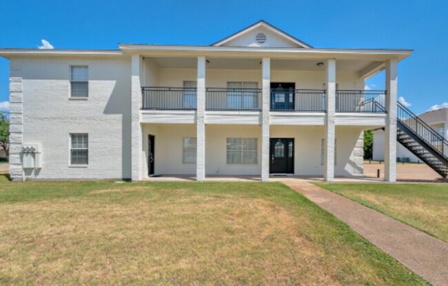 Building Photo - Partially Furnished 4 bed 4 bath near campus!