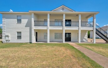Building Photo - 4 bed 4 bath duplex - $500 per bed