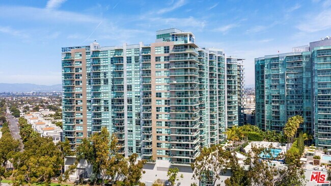 Building Photo - 13700 Marina Pointe Dr