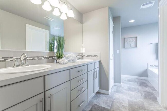 Building Photo - Newer Redmond Home with Extended 2 Car Gar...