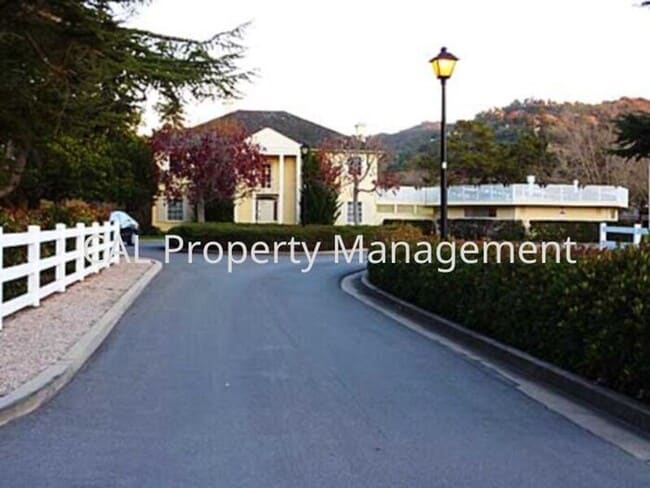 Building Photo - 2 Bed/ 2 Bath Condominium Coming Soon!