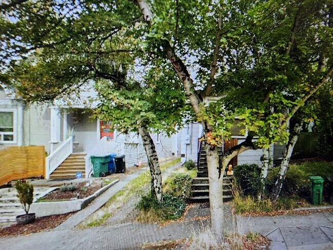 Primary Photo - Cozy 2 Bedroom Home Nestled Between Greenl...