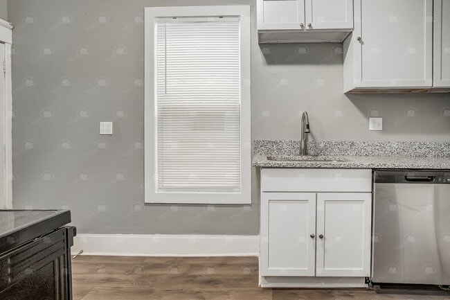 Building Photo - Charming 2 BR 2 BA House in Historic North...