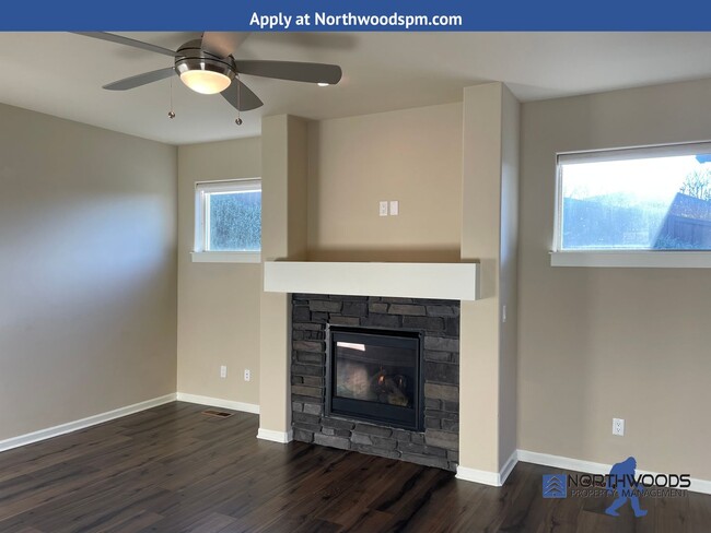 Building Photo - Gorgeous 4 Bedroom 2.5 Bath Home- 2080 Squ...