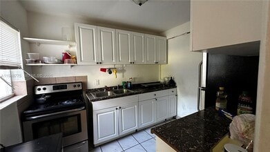 Building Photo - 4548 SW 33rd Ave