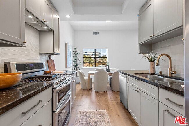 Building Photo - 3516 Vía Dolce