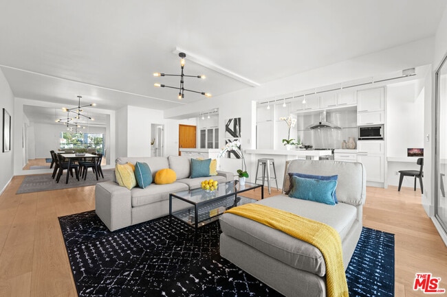 Building Photo - 838 N Doheny Dr