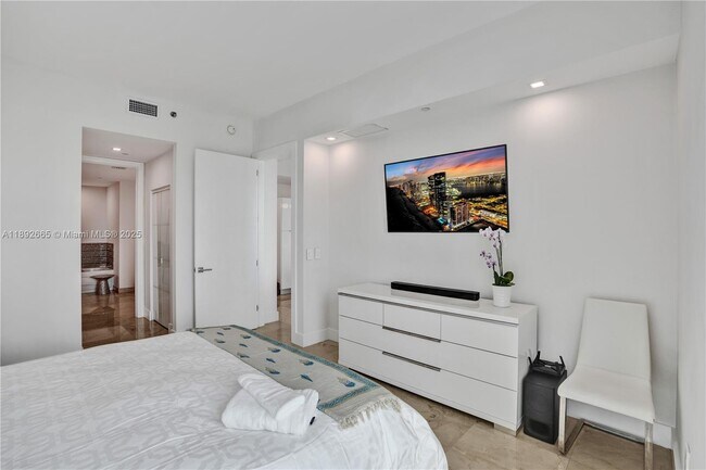 Building Photo - 950 Brickell Bay Dr