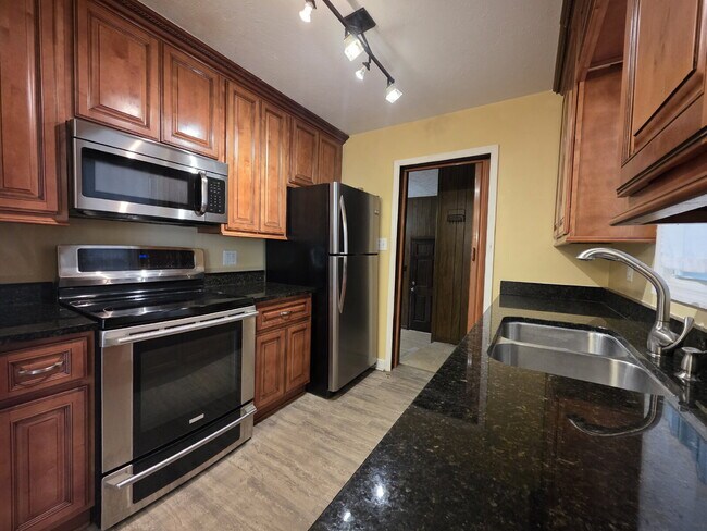 Building Photo - "Charming 3-Bed Oasis with Granite Touches in Fayetteville – 1600 Sq Ft of Comfort!"