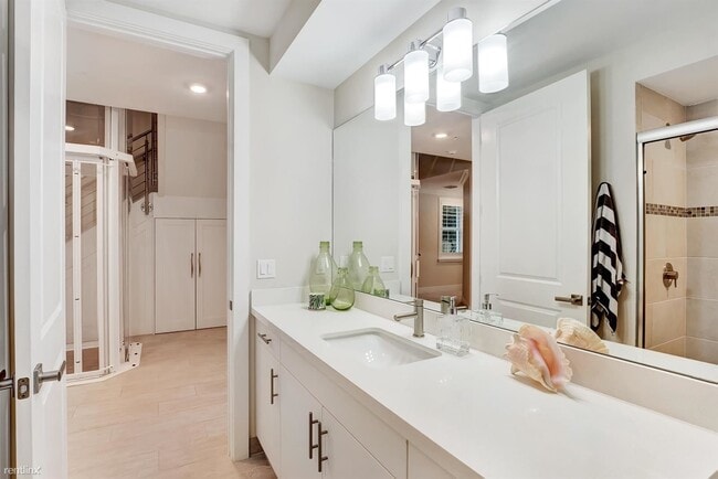 Building Photo - 3 br, 4.5 bath Townhome - 1045 Harbor Vill...