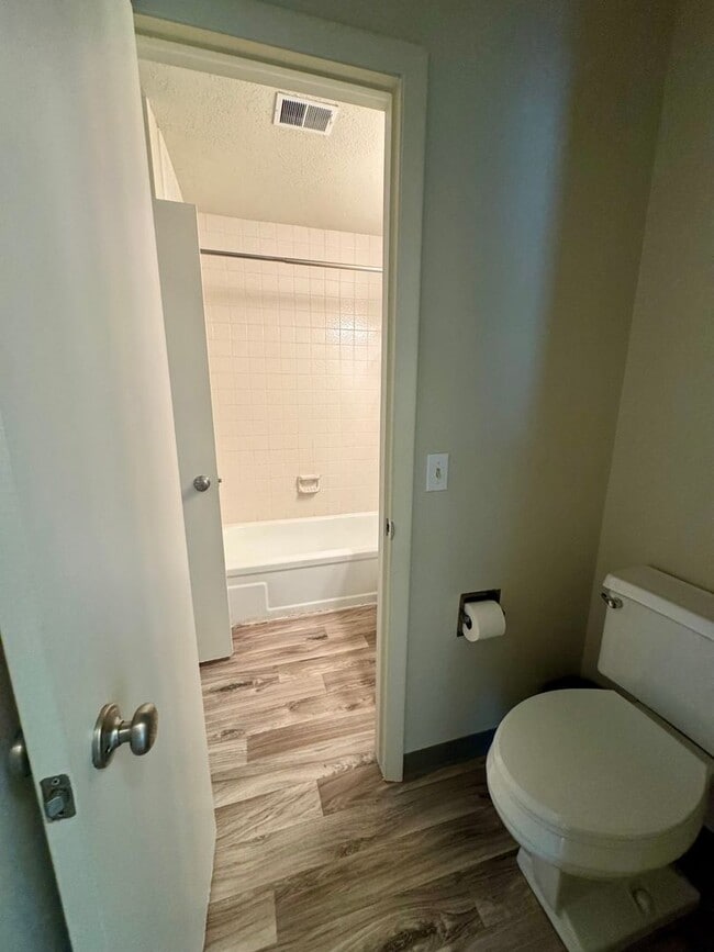 Building Photo - 2 Bedroom Townhome with Pool and Fitness Center/Centrally Located!!