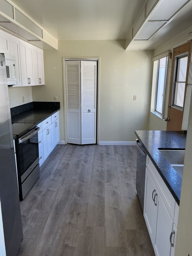 Building Photo - Townhome 3 bedroom 2 bath