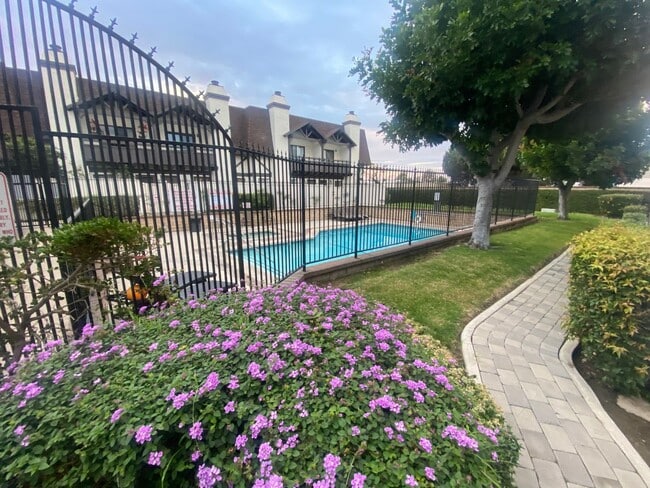 Building Photo - Spacious Two Bedroom Townhouse in Torrance...