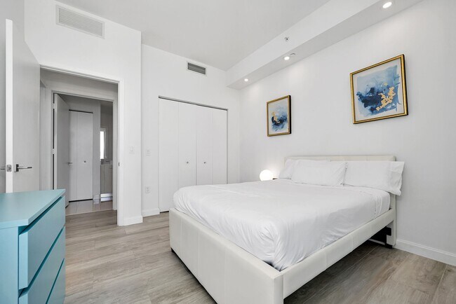 Building Photo - Remarks:	Enjoy stunning Skyline and Bay views from the wraparound balcony of this furnished 2-bed...