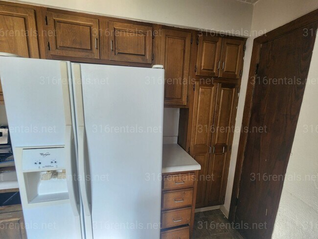 Building Photo - 1348 N Crestway Ave