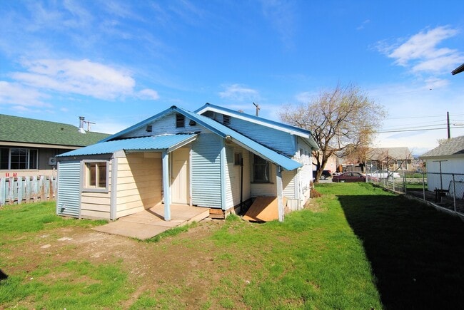 Building Photo - Rare 1 Bedroom House for Rent!