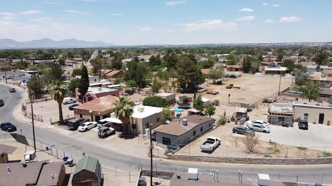 Building Photo - 8903 Old County Dr