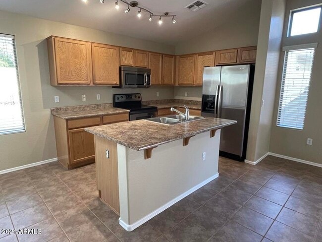 Building Photo - 2250 E Deer Valley Dr