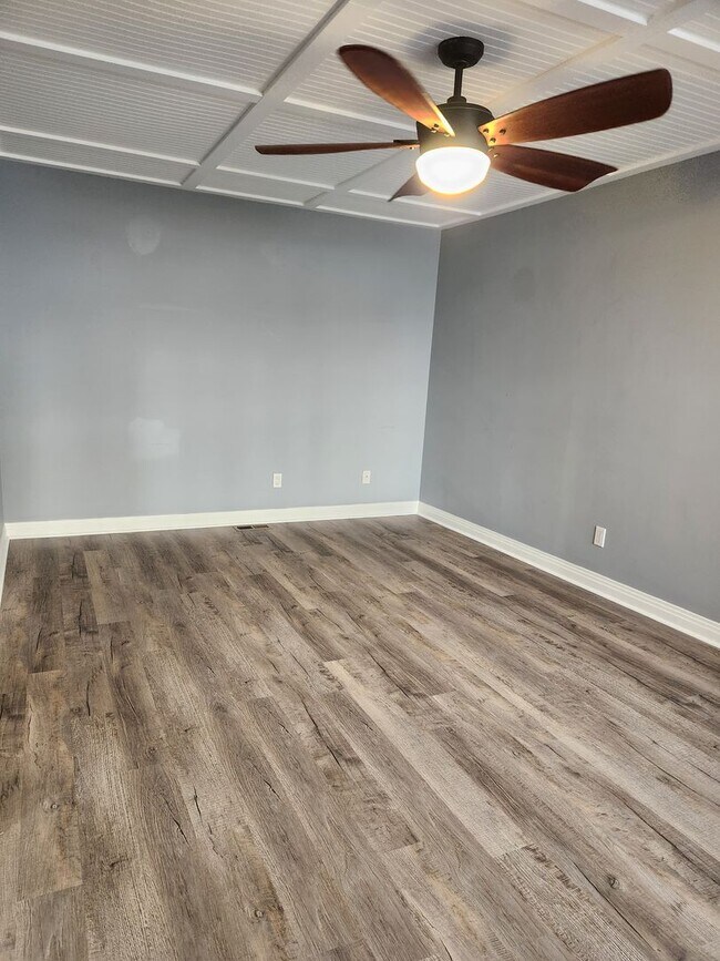 Building Photo - THE LANDINGS CONDO