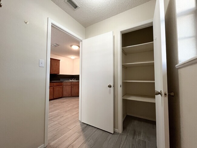 Building Photo - 408 Briar Square