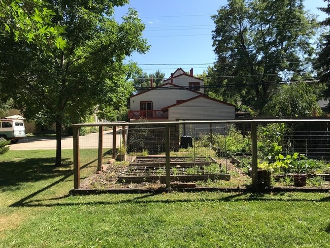 Building Photo - Updated 3 Bed 2 Bath Victorian Style Townhome
