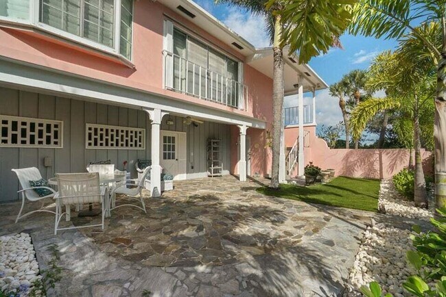 Building Photo - 475 Tequesta Dr