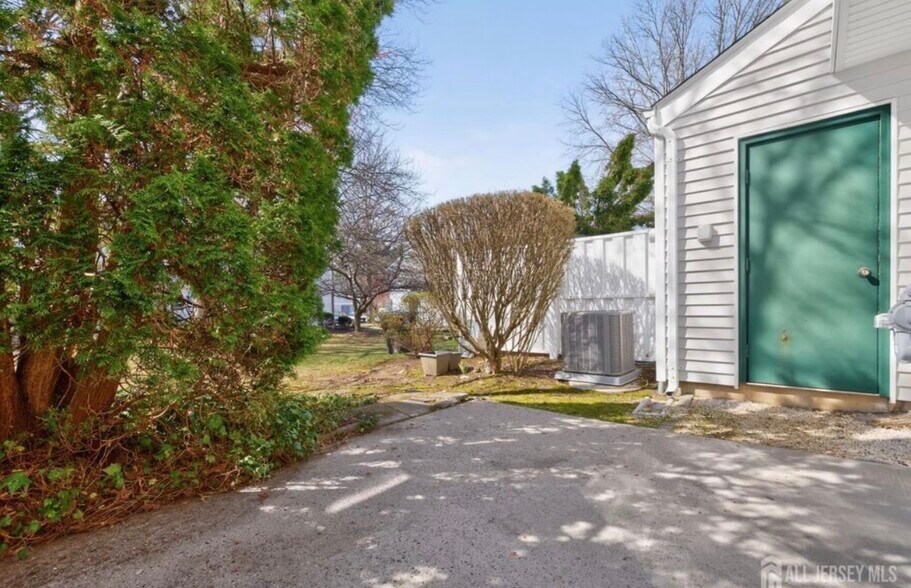 Building Photo - 35 Dallenbach Ln