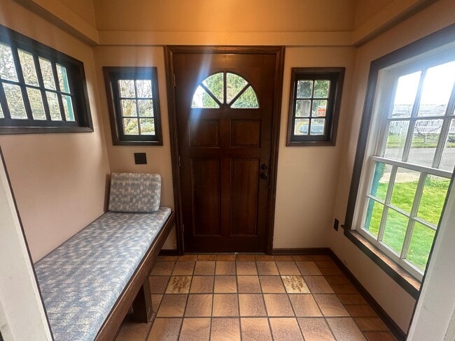 Building Photo - 3 Bedroom 2 Bath McMinnville OR