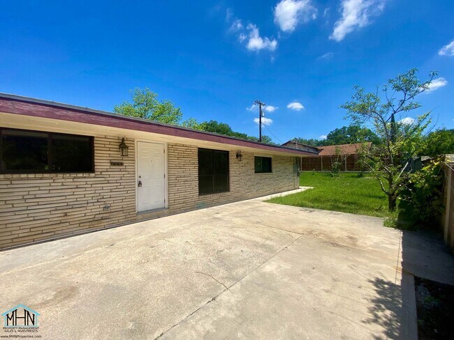 Building Photo - Gorgeous gem! 4 bed/2 bath single-story ho...